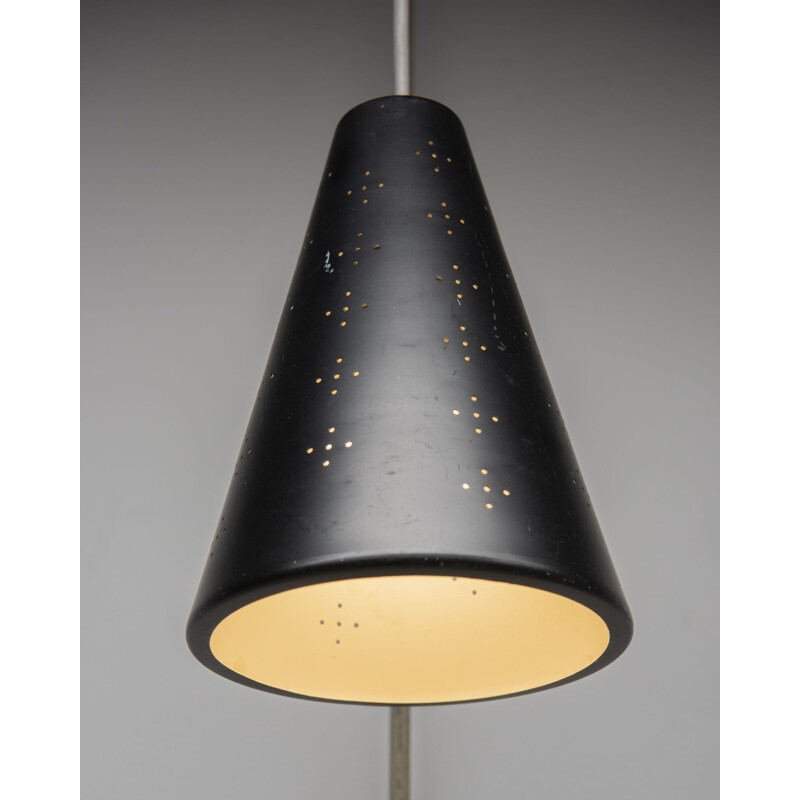 Vintage wandlamp met zwarte geperforeerde kap