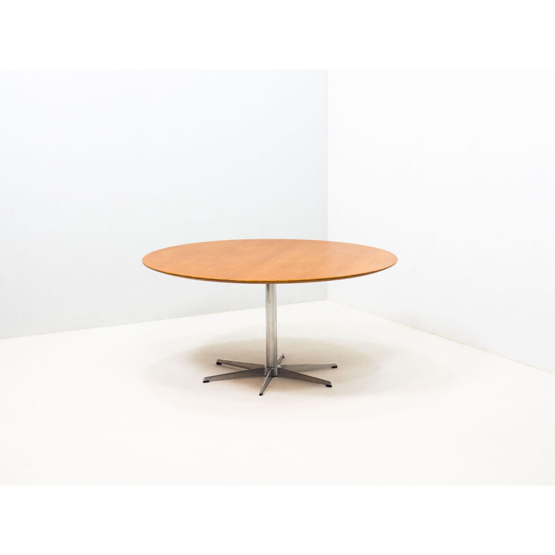 Vintage model "A826" oakwood circular dining table by Arne Jacobsen for Fritz Hansen, 1966