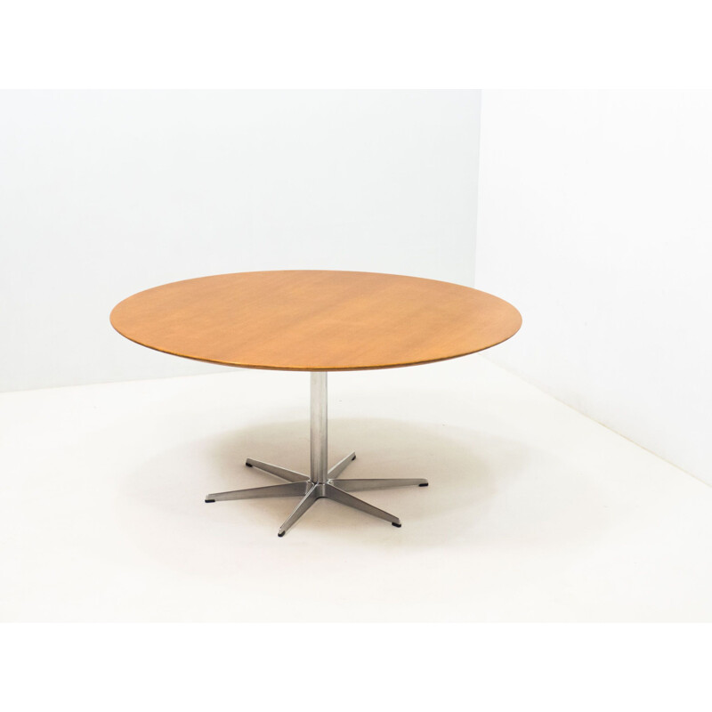 Vintage model "A826" oakwood circular dining table by Arne Jacobsen for Fritz Hansen, 1966