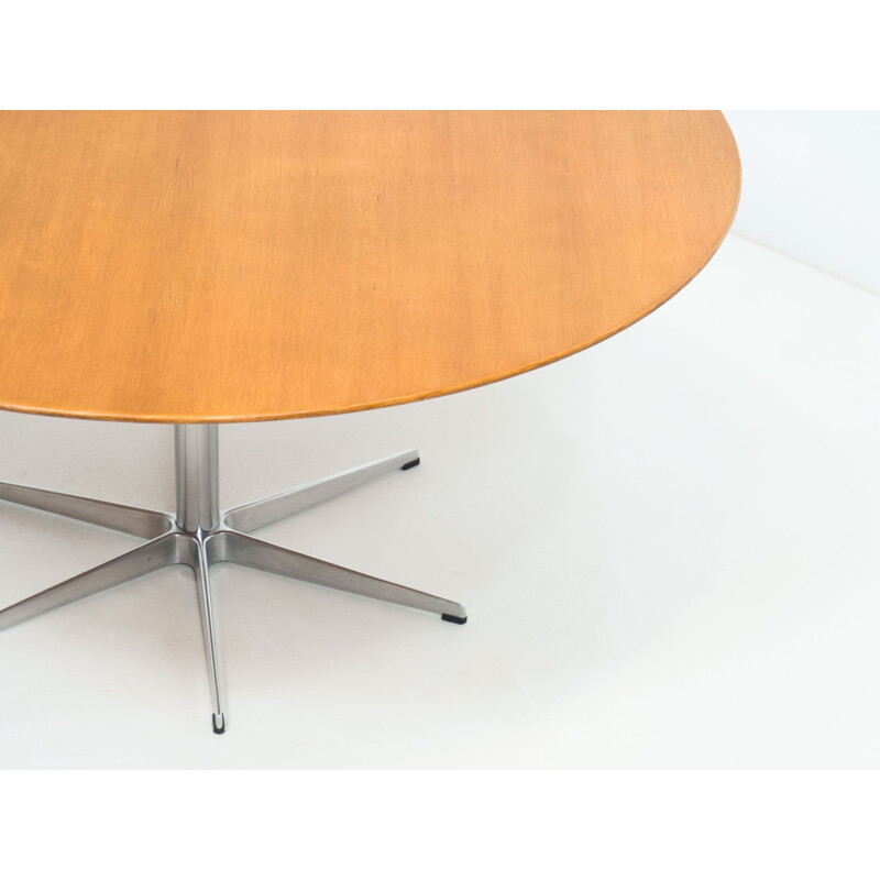 Vintage model "A826" oakwood circular dining table by Arne Jacobsen for Fritz Hansen, 1966