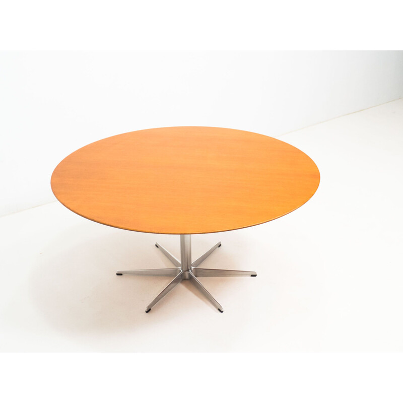 Vintage model "A826" oakwood circular dining table by Arne Jacobsen for Fritz Hansen, 1966