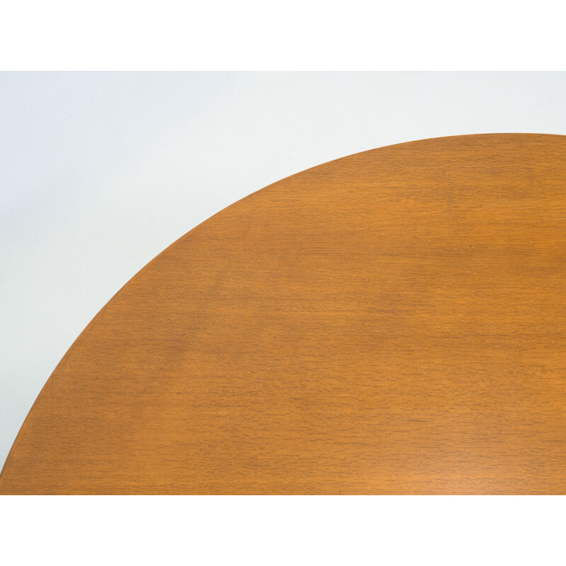 Vintage model "A826" oakwood circular dining table by Arne Jacobsen for Fritz Hansen, 1966