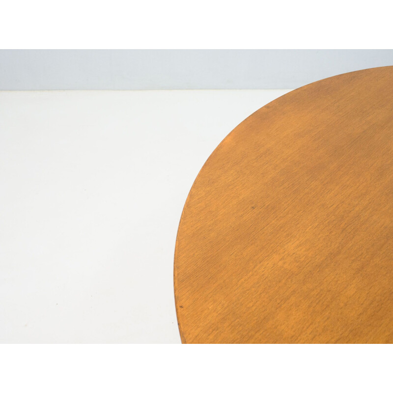 Vintage model "A826" oakwood circular dining table by Arne Jacobsen for Fritz Hansen, 1966