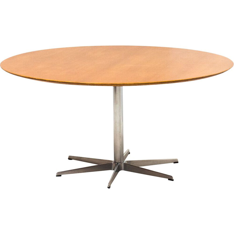 Vintage model "A826" oakwood circular dining table by Arne Jacobsen for Fritz Hansen, 1966