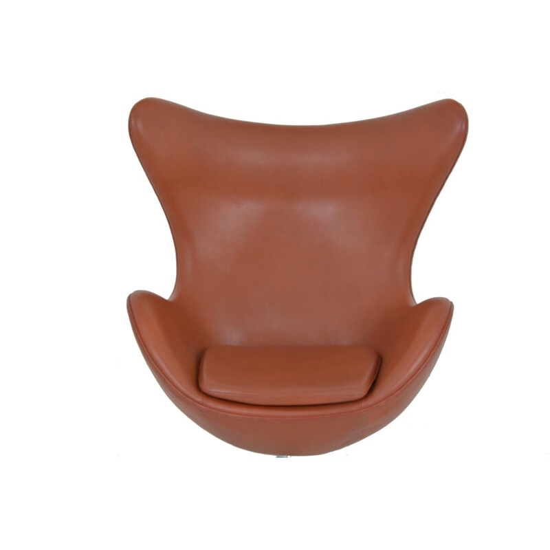 Vintage Egg armchair in leather with footrest by Arne Jacobsen for Fritz Hansen