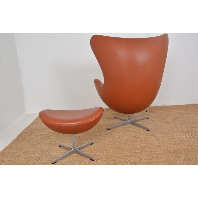 Fauteuil Egg vintage en cuir et son repose pied d'Arne Jacobsen pour Fritz Hansen