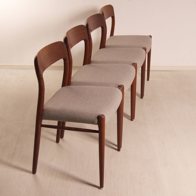 Suite de 4 chaises retapissées JL Moller en teck et tissu beige, Niels Otto MOLLER - 1950