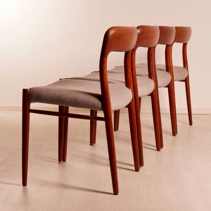 Suite de 4 chaises retapissées JL Moller en teck et tissu beige, Niels Otto MOLLER - 1950