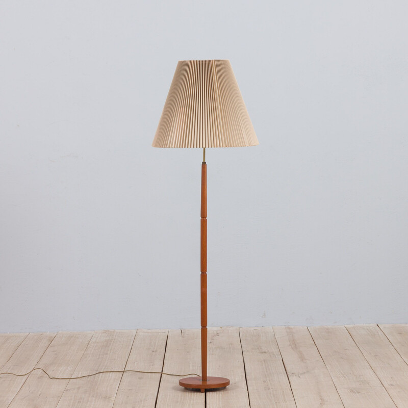 Dänische Vintage-Stehlampe aus Teakholz und Messing