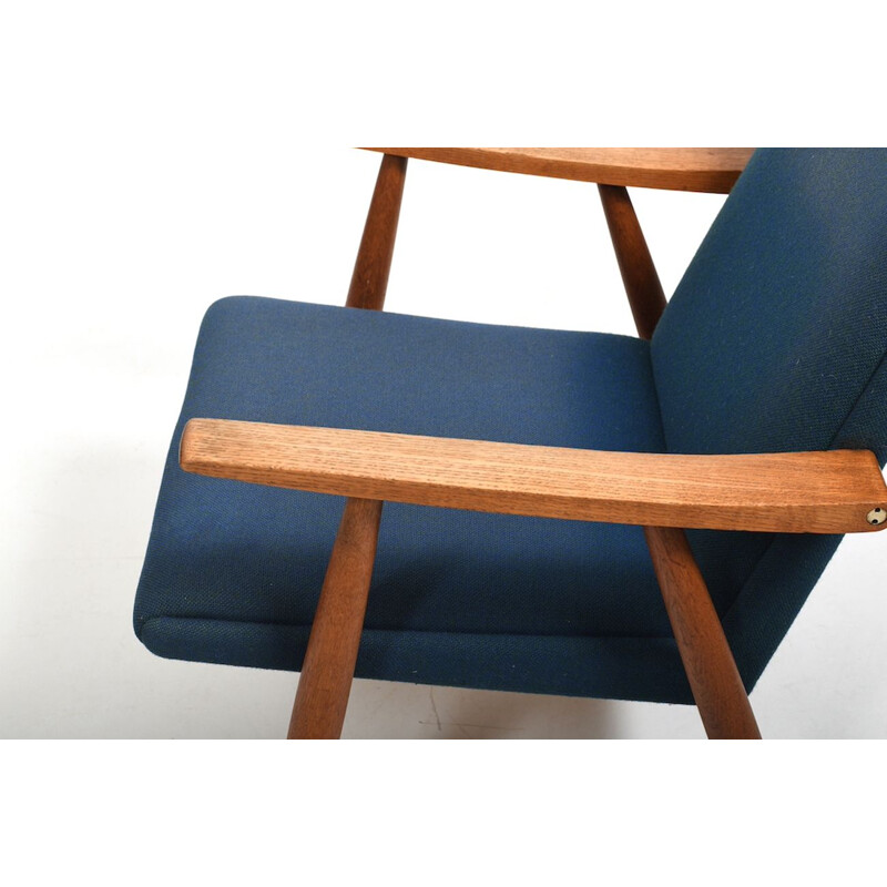 Vintage Ge-260 armchair in oakwood by Hans J. Wegner for Getama, Denmark 1950s