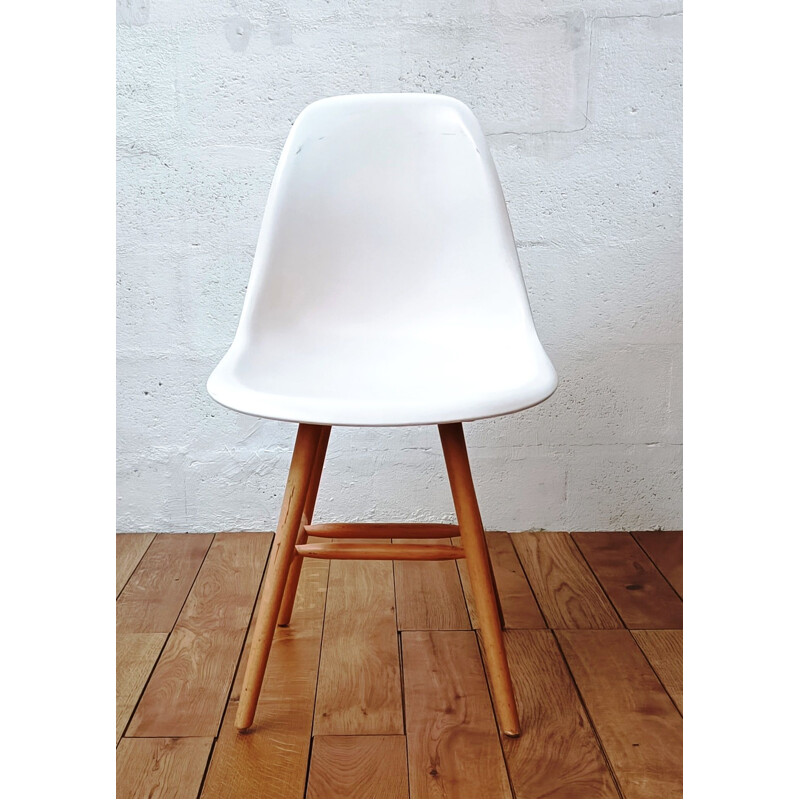 Vintage stoel in wit plastic en houten frame