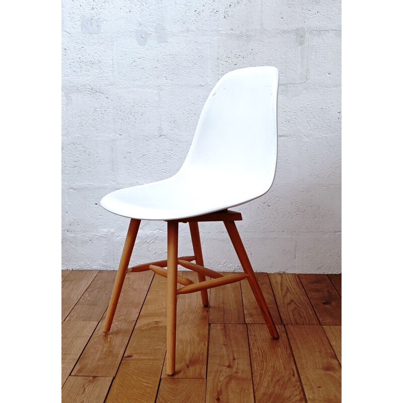 Chaise vintage en plastique blanc et piètement en bois