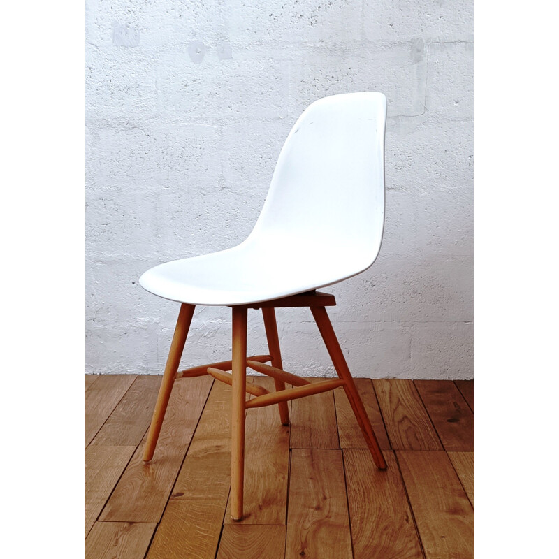 Vintage chair in white plastic and wooden base