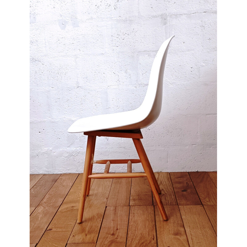 Vintage chair in white plastic and wooden base