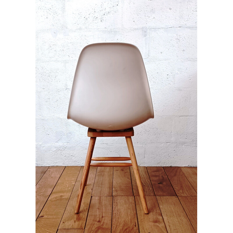 Cadeira Vintage em estrutura de plástico branco e madeira