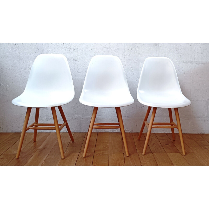 Vintage-Stuhl aus weißem Kunststoff und Holzgestell
