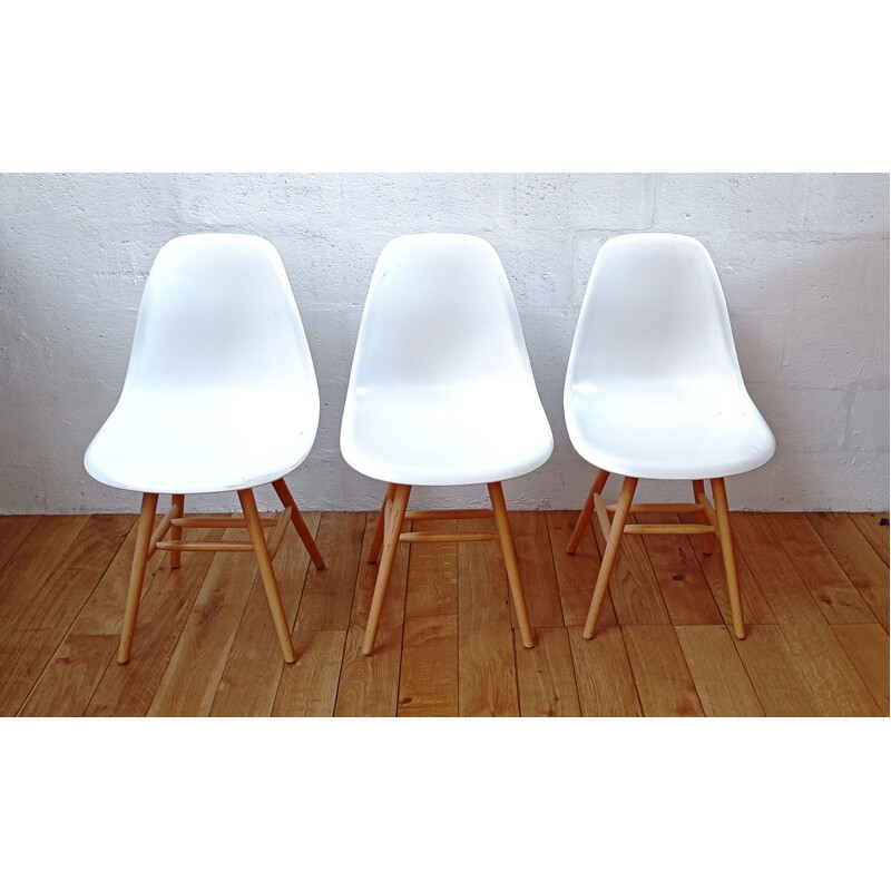 Chaise vintage en plastique blanc et piètement en bois
