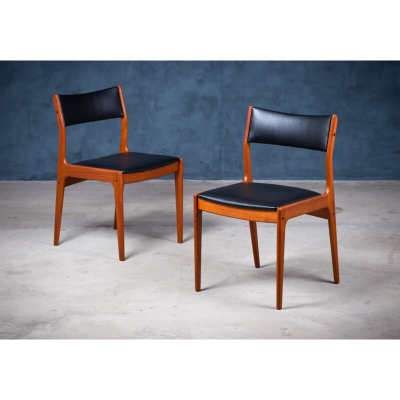 Set van 6 vintage stoelen in teak en zwart kunstleer van Johannes Andersen voor Uldum Møbelfabrik