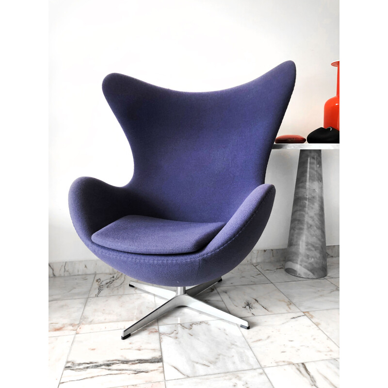 Vintage purple "Egg chair" armchair by Arne Jacobsen for Fritz Hansen