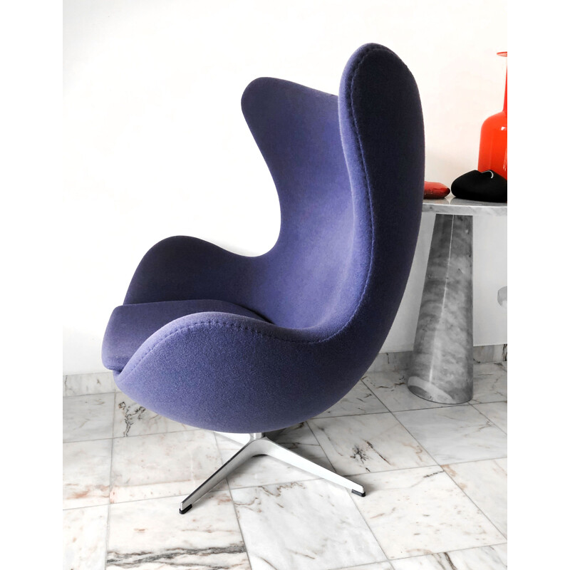 Fauteuil vintage violet "Egg chair" par Arne Jacobsen pour Fritz Hansen