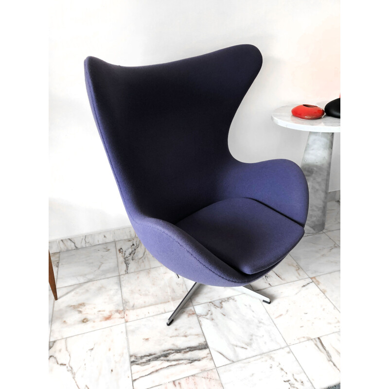 Vintage purple "Egg chair" armchair by Arne Jacobsen for Fritz Hansen