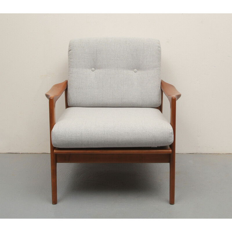 Sillón vintage de madera de cerezo con cojín verde, 1960