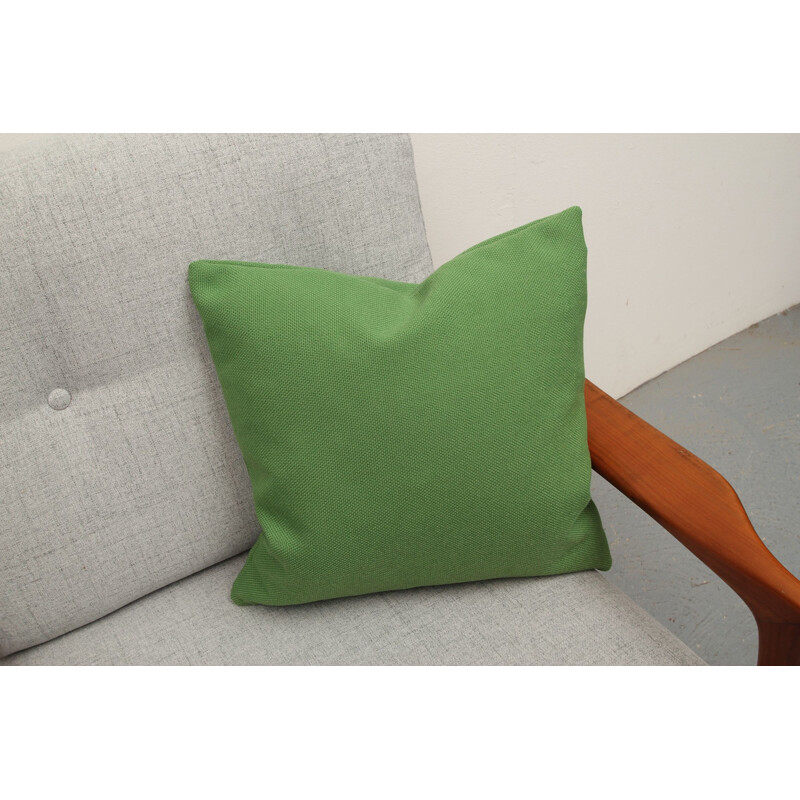 Sillón vintage de madera de cerezo con cojín verde, 1960