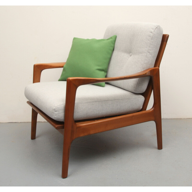 Sillón vintage de madera de cerezo con cojín verde, 1960