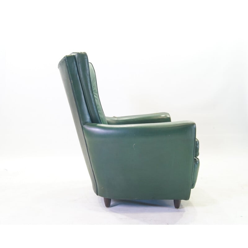 Vieux fauteuil club en cuir vert brut