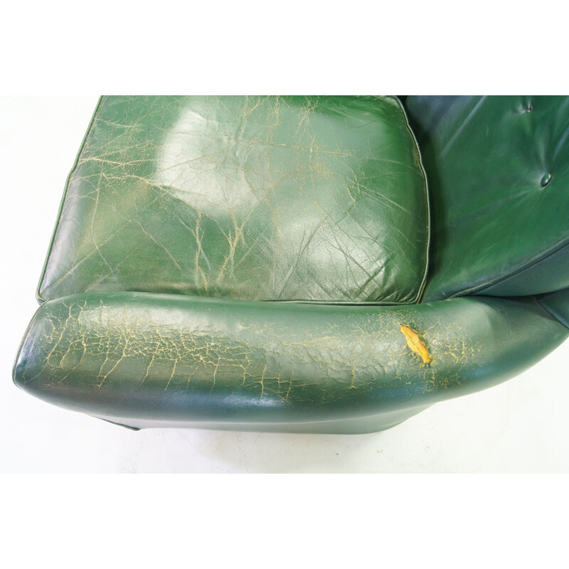 Vieux fauteuil club en cuir vert brut