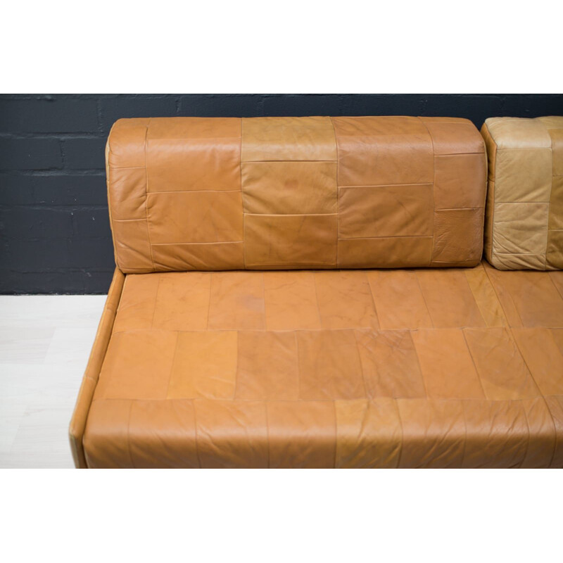 Letto svizzero vintage in pelle patchwork cognac, 1960