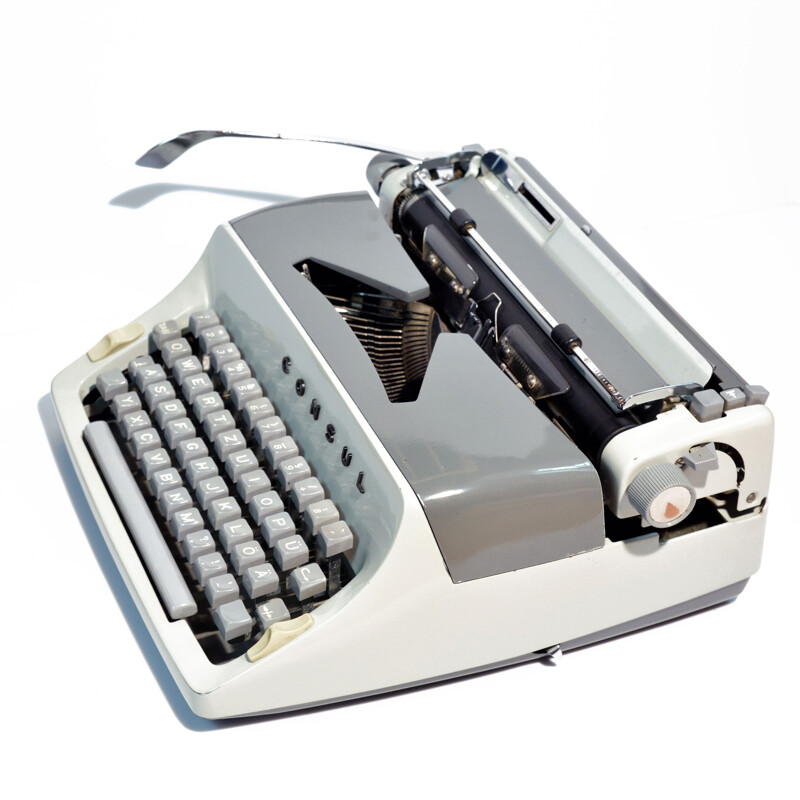 Máquina de escribir antigua tipo 221, Checoslovaquia 1960