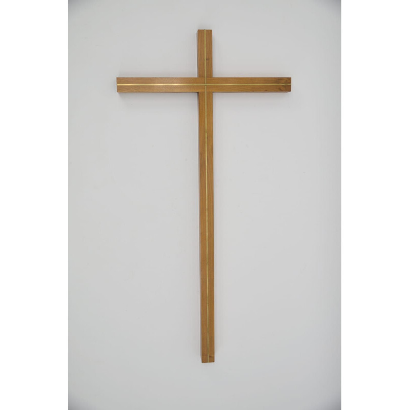 Crucifijo minimalista alemán vintage de nogal y latón, 1960