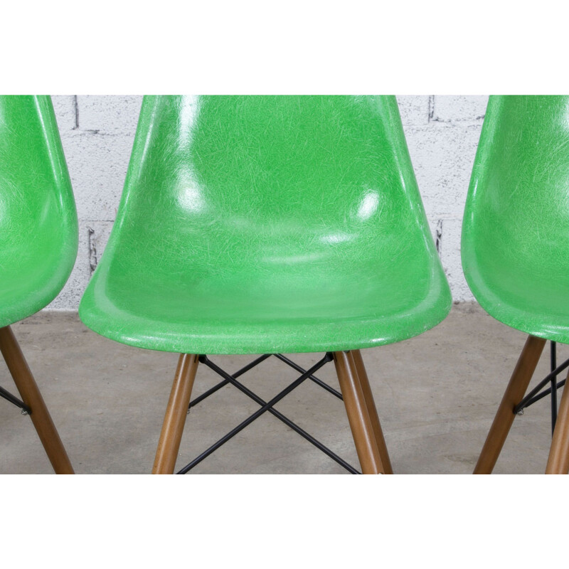 Set of 4 vintage fiberglass chairs by Eames Herman Miller Kelly, 1960