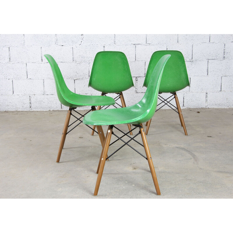 Ensemble de 4 chaises vintage en fibre de verre par Eames Herman Miller Kelly, 1960
