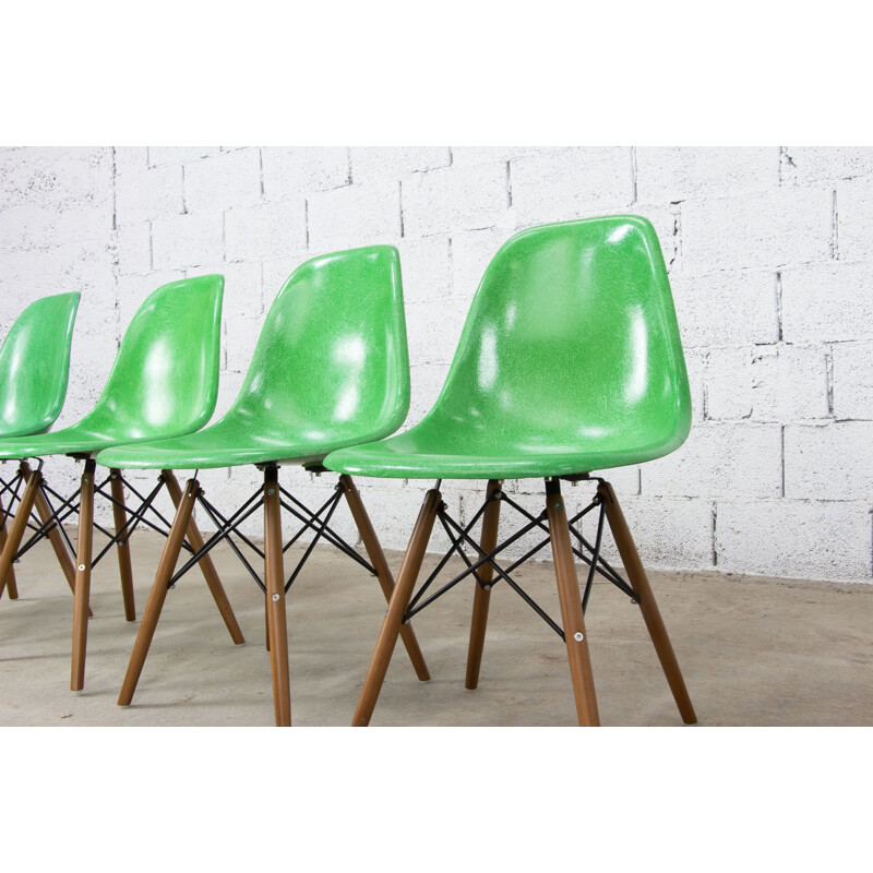 Ensemble de 4 chaises vintage en fibre de verre par Eames Herman Miller Kelly, 1960