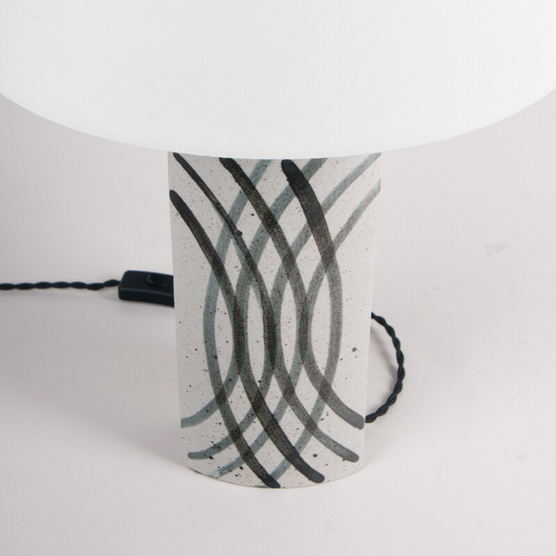 Lampada da tavolo vintage bianca con decorazione nera a mano libera di Per Linnemann-Schmidt, Danimarca 1960