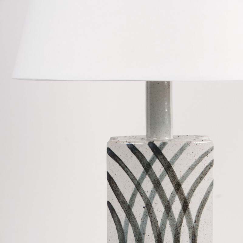 Lámpara de mesa vintage blanca con decoración negra a mano alzada de Per Linnemann-Schmidt, Dinamarca 1960