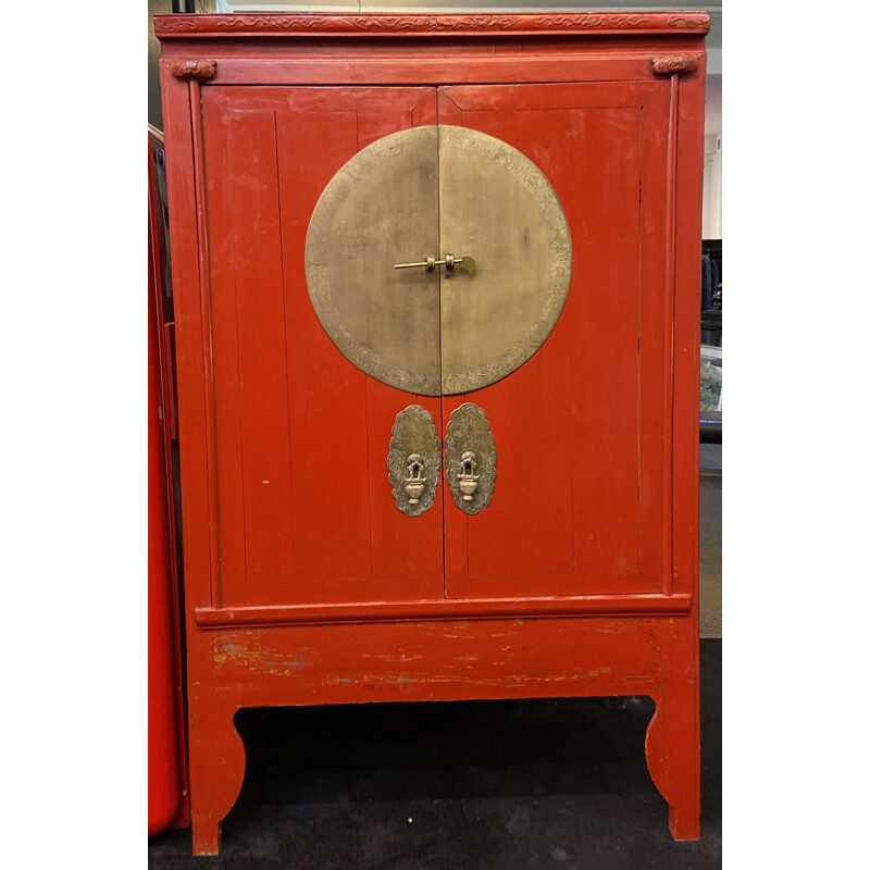 Armoire chinoise vintage en bois laqué rouge