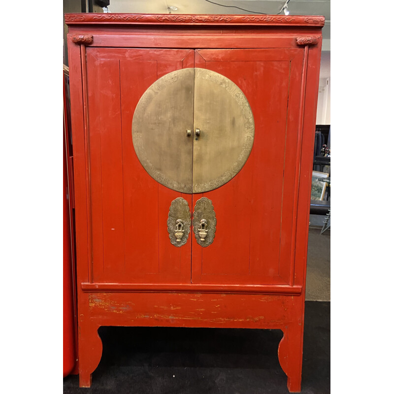 Armoire chinoise vintage en bois laqué rouge