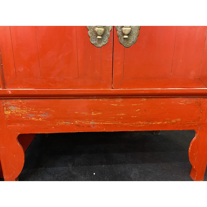 Vintage Chinese cabinet in red lacquered wood