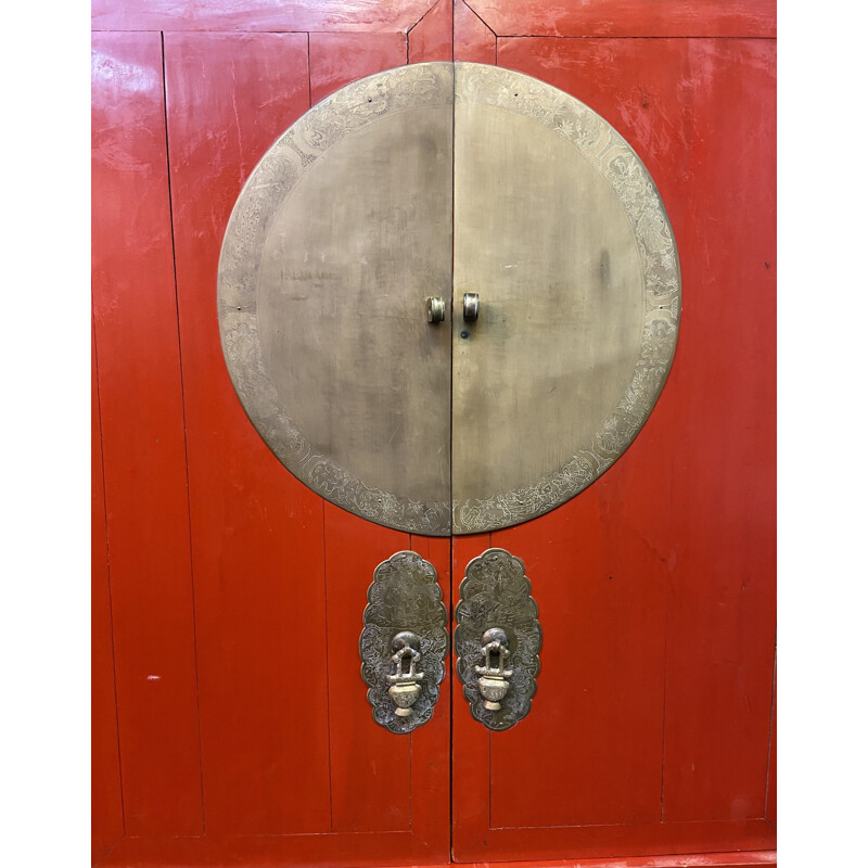 Vintage Chinese cabinet in red lacquered wood