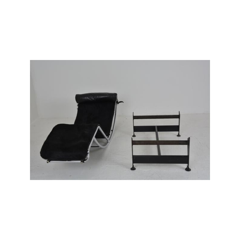 Cassina chaise longue "LC4", LE CORBUSIER, J. JEANNERET, C. PERRIAND - 1990s
