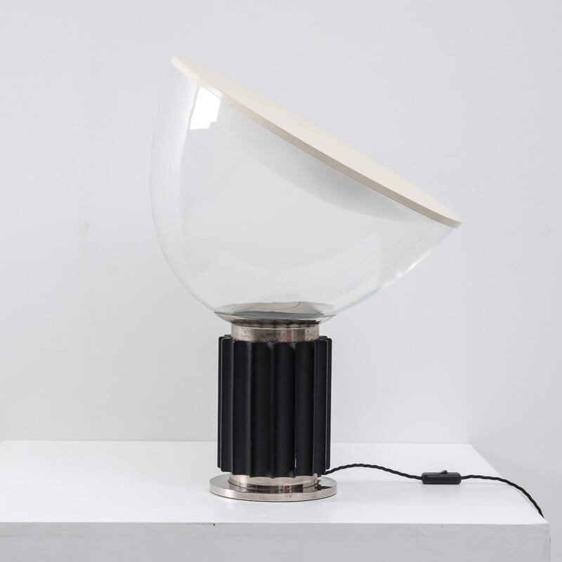 Lampe de table "Taccia" Flos en métal et plastique, Achille & Pier Giacomo CASTIGLIONI - 1960