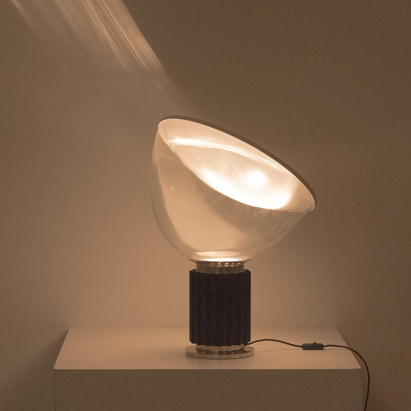 Lampe de table "Taccia" Flos en métal et plastique, Achille & Pier Giacomo CASTIGLIONI - 1960