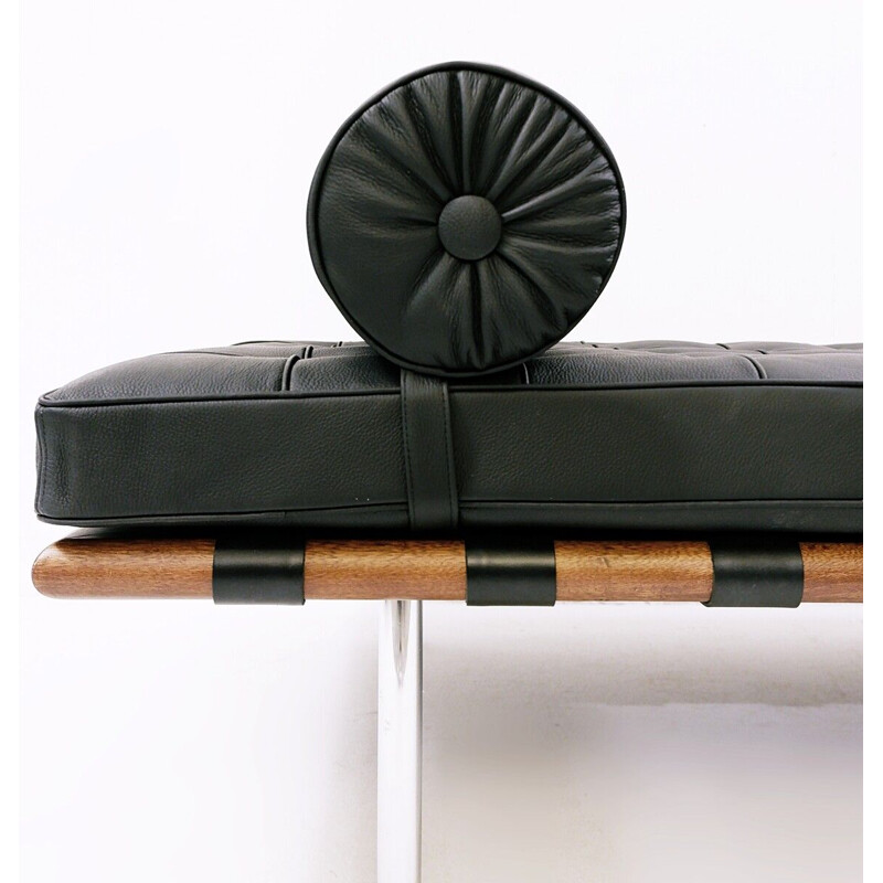 Mid-century leather daybed model "Barcelona" by Ludwig Mies van der Rohe for Knoll