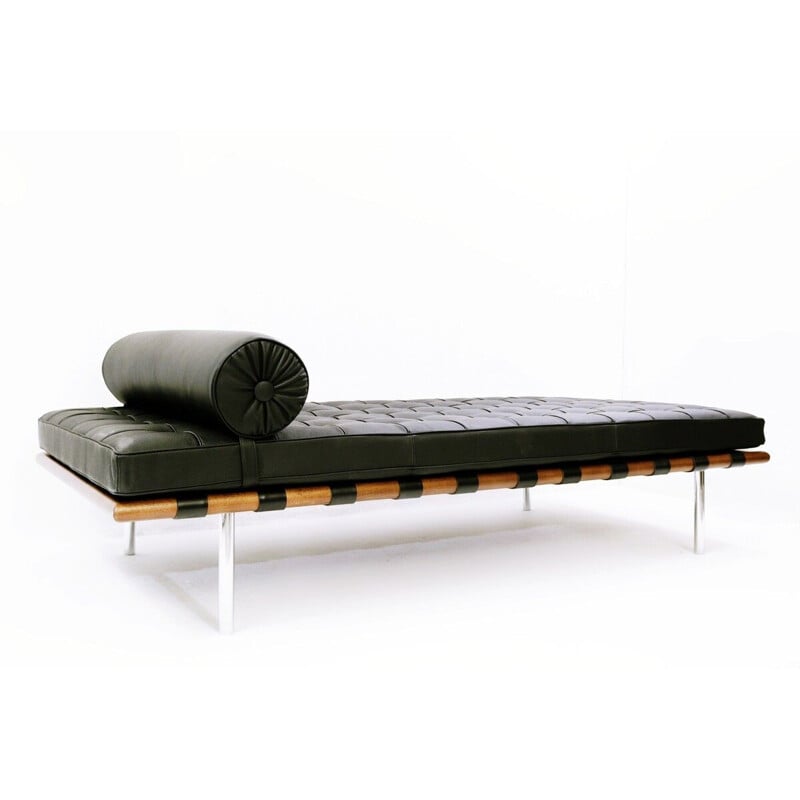 Mid-century leather daybed model "Barcelona" by Ludwig Mies van der Rohe for Knoll