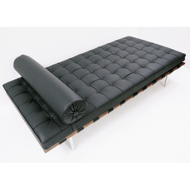 Mid-century leather daybed model "Barcelona" by Ludwig Mies van der Rohe for Knoll
