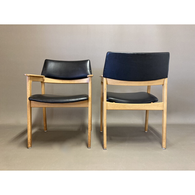 Fauteuil scandinave vintage en cuir noir et chêne massif, 1950