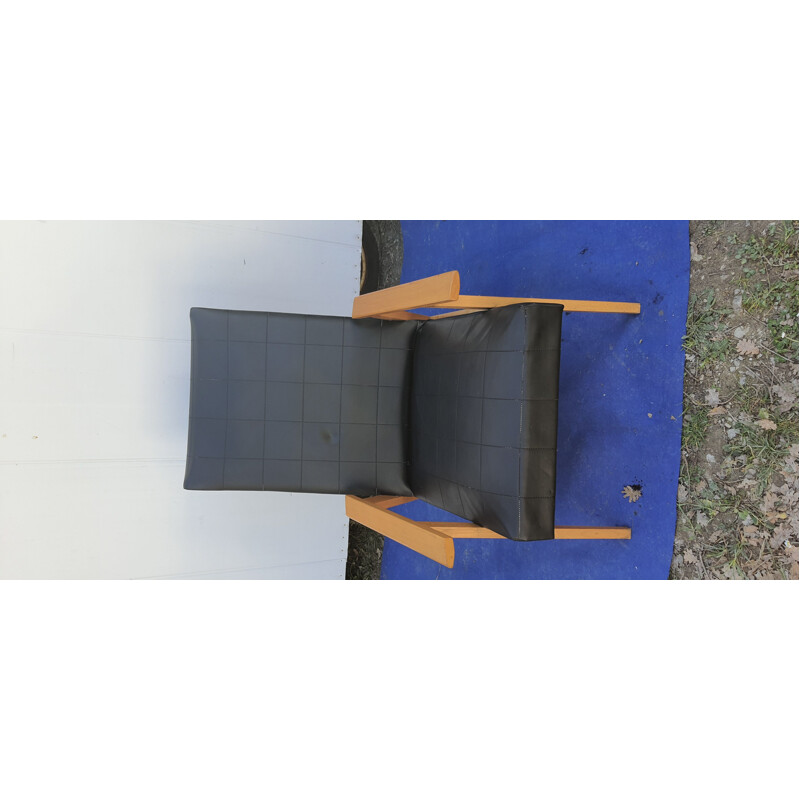 Cadeira de braços escandinava em skai preto
